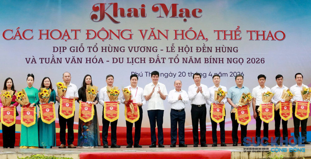 Đại biểu tỉnh Phú Thọ trao cờ lưu niệm cho các cụm xã, phường tham gia hoạt động văn nghệ, hội trại văn hóa(ảnh: BTC)