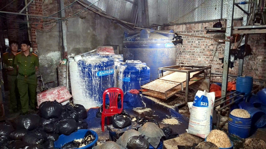 Công an tỉnh Lào Cai kiểm tra cơ sở sản xuất giá đỗ bằng hóa chất độc hại ở xã Vĩnh Hưng (Phú Thọ) (Ảnh: Thanh Tuấn)