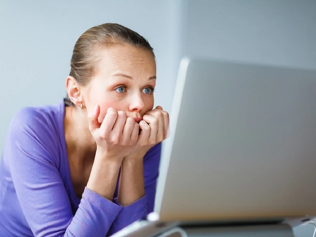 Không đeo kính trong các trường hợp cần thiết gây khô và mỏi ắt (Ảnh: Sưu tầm)