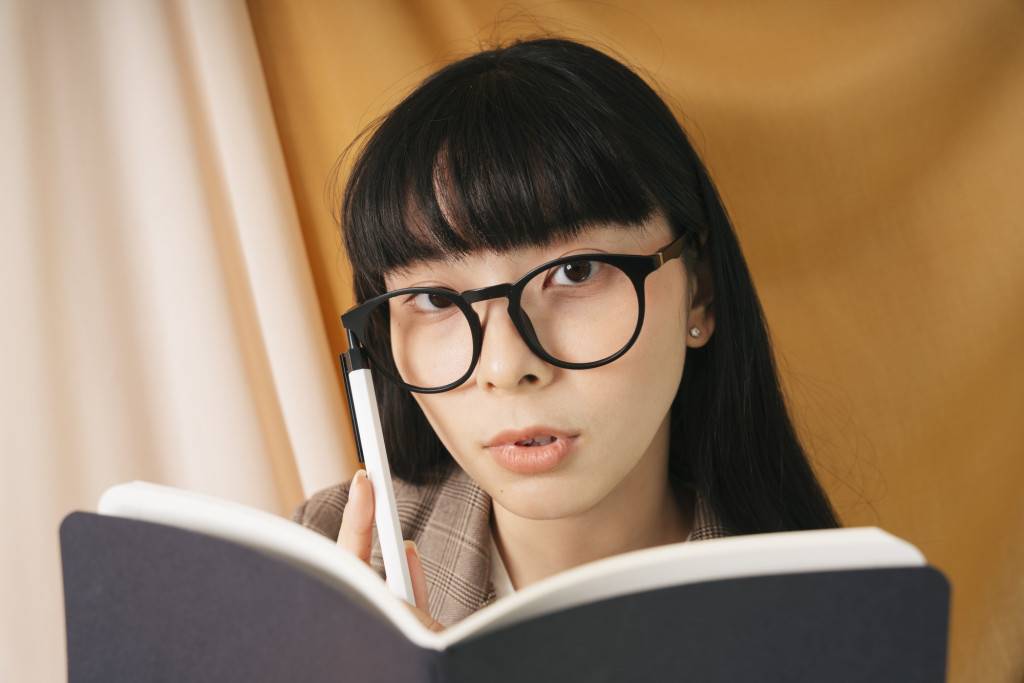 Nên đeo kính khi cần như đọc sác, đi xe (Ảnh: Sưu tầm)