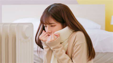 Cảm giác lạnh giữa thời tiết nóng có thể liên quan đến rối loạn tuần hoàn hoặc chuyển hóa trong cơ thể (Ảnh: Sưu tầm)
