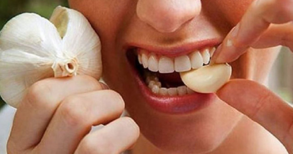 Ăn tỏi khiến hơi thở và mồ hôi có mùi khó chịu (Ảnh: Sưu tầm)
