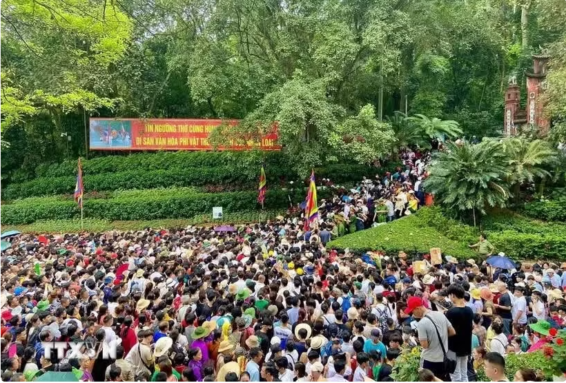 Du khách đổ về Khu Di tích Lịch sử Quốc gia đặc biệt Đền Hùng trong Lễ hội Đền Hùng (Phú Thọ). (Ảnh: Tạ Toàn/TTXVN)