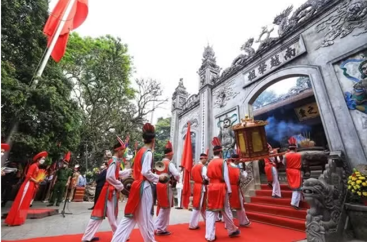 Rước kiệu vào Đền Thượng Khu di tích lịch sử Quốc gia đặc biệt Đền Hùng (Ảnh: Tuấn Anh/TTXVN)