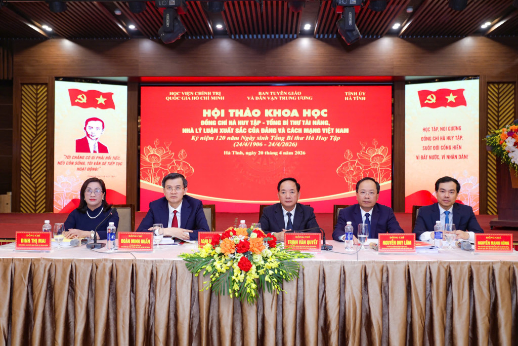 Chủ trì hội thảo có các đồng chí: Trịnh Văn Quyết - Ủy viên Bộ Chính trị, Bí thư Trung ương Đảng, Trưởng ban Tuyên giáo và Dân vận Trung ương; Đoàn Minh Huấn - Ủy viên Bộ Chính trị, Giám đốc Học viện Chính trị Quốc gia Hồ Chí Minh; Nguyễn Duy Lâm - Ủy viên BCH Trung ương Đảng, Bí thư Tỉnh ủy, Trưởng đoàn ĐBQH tỉnh Hà Tĩnh; Đinh Thị Mai - Phó Trưởng ban Tuyên giáo và Dân vận Trung ương; Nguyễn Mạnh Hùng - Phó Giám đốc Học viện Chính trị Quốc gia Hồ Chí Minh ( Ảnh BTC cung cấp)