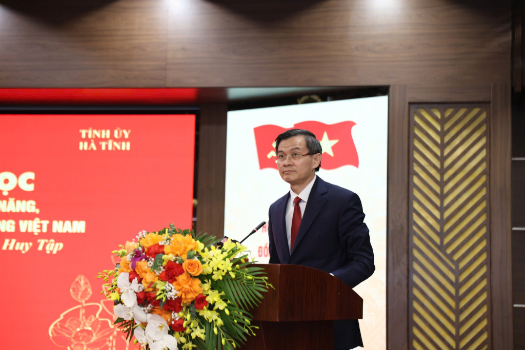 Ông Đoàn Minh Huấn - Ủy viên Bộ Chính trị, Giám đốc Học viện Chính trị Quốc gia Hồ Chí Minh phát biểu khai mạc và đề dẫn hội thảo.