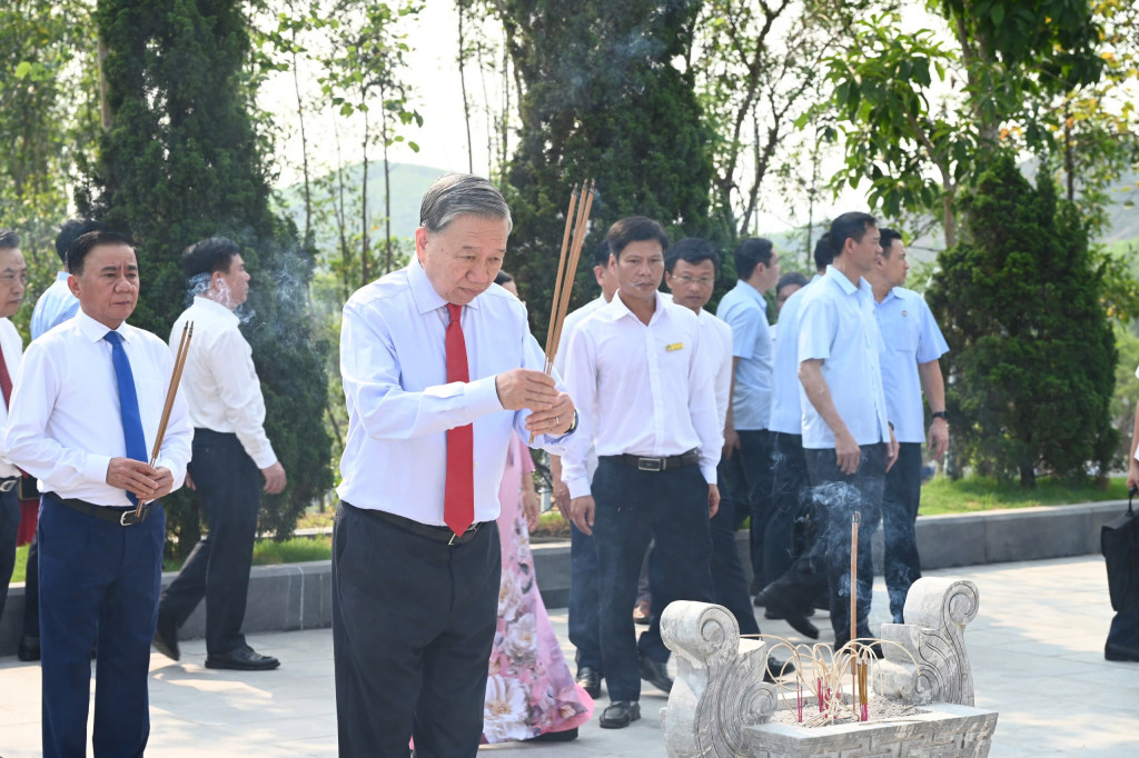 Đồng chí Tô Lâm - Tổng Bí thư, Chủ tịch nước và các đồng chí lãnh đạo Đảng, Nhà nước, lãnh đạo tỉnh Hà Tĩnh đã đến dâng hoa, dâng hương tại khu mộ và khu lưu niệm Tổng Bí thư Hà Huy Tập ở xã Cẩm Hưng ( Ảnh BTC cung cấp)