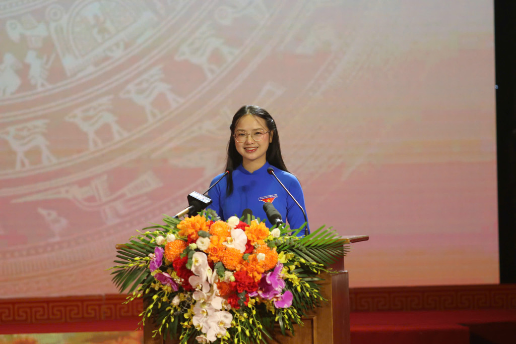 Em Bùi Hà Vy - đoàn viên Chi đoàn 11 Văn (Trường THPT Chuyên Hà Tĩnh), đại diện thế hệ trẻ tỉnh nhà phát biểu tại buổi lễ ( Ảnh BTC cung cấp)