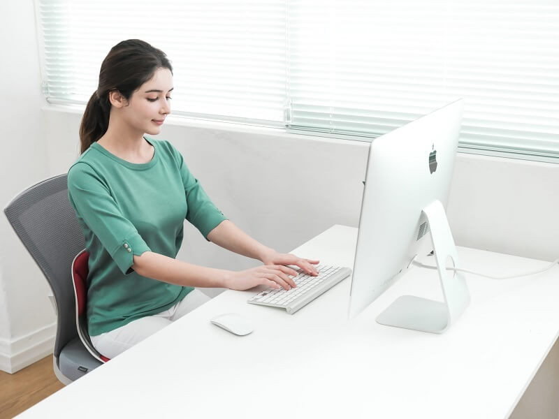 Ngồi thẳng sau ăn giúp hạn chế tình trạng axit trào ngược lên thực quản (Ảnh: Sưu tầm)