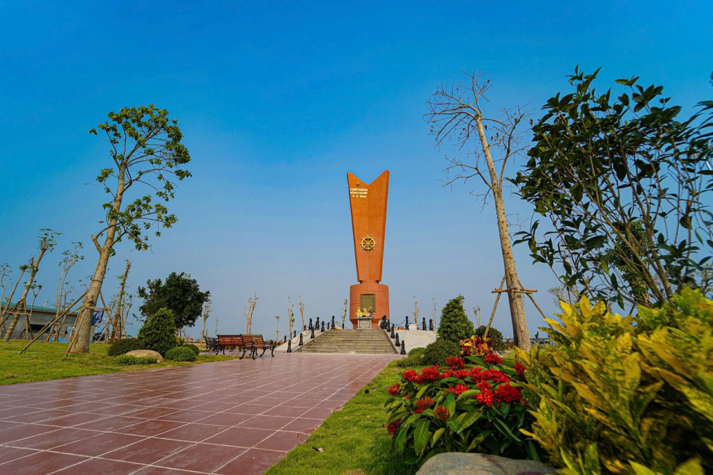 Trước khi khu di tích được xây dựng trang nghiêm như bây giờ thì nơi đây là bãi đất trống sình lầy