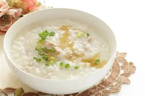 Kết hợp cháo trắng với trứng, thịt nạc hoặc rau xanh giúp bữa sáng đủ chất hơn (Ảnh: Sưu tầm)