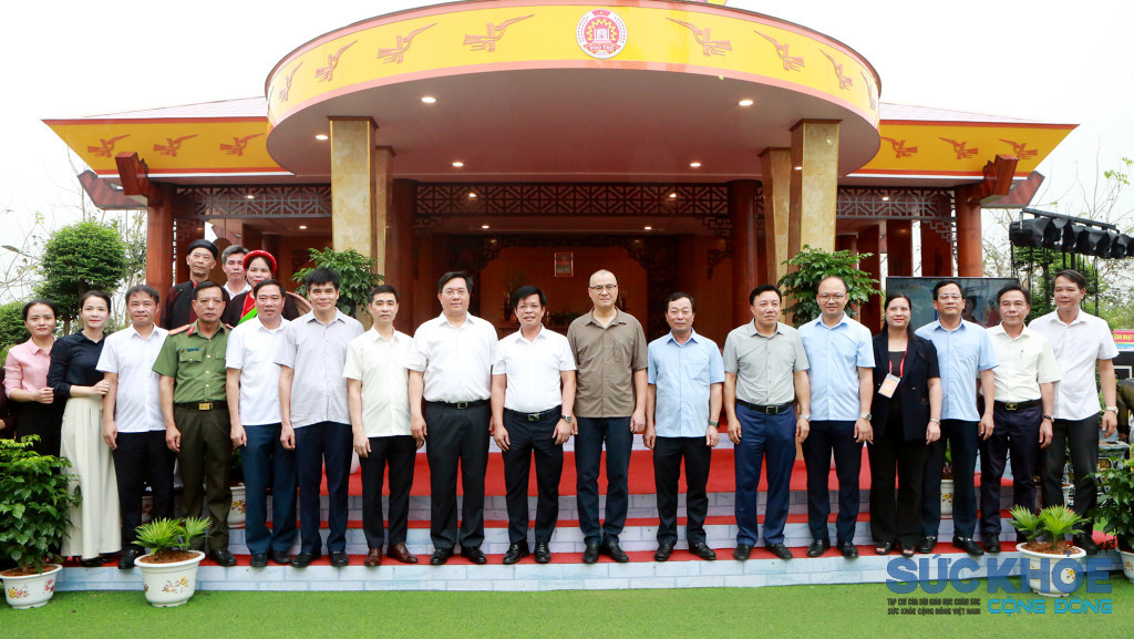 Đoàn lãnh đạo tỉnh kiểm tra thăm động viên các Trại văn hóa trong khuân viên đến Hùng (ảnh:BTC)