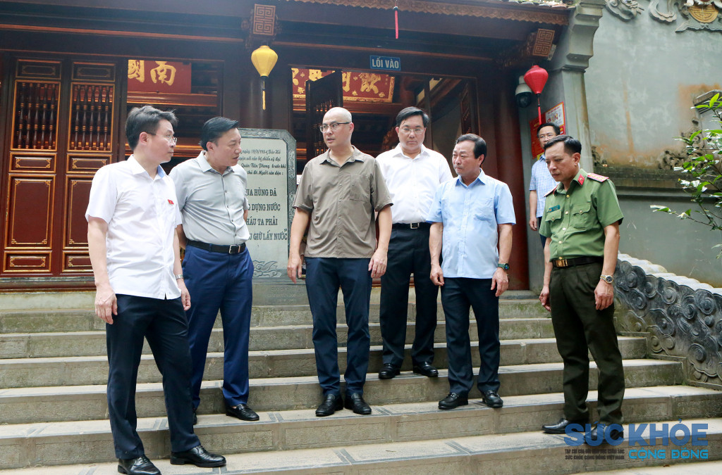 Đoàn công tác kiểm tra sơ đồ bố trí, triển khai lực lượng bảo đảm an ninh, an toàn cho đồng chí lãnh đạo Đảng, Nhà nước và nhân dân về dự Lễ dâng hương tưởng niệm các Vua Hùng.(ảnh:BTC)
