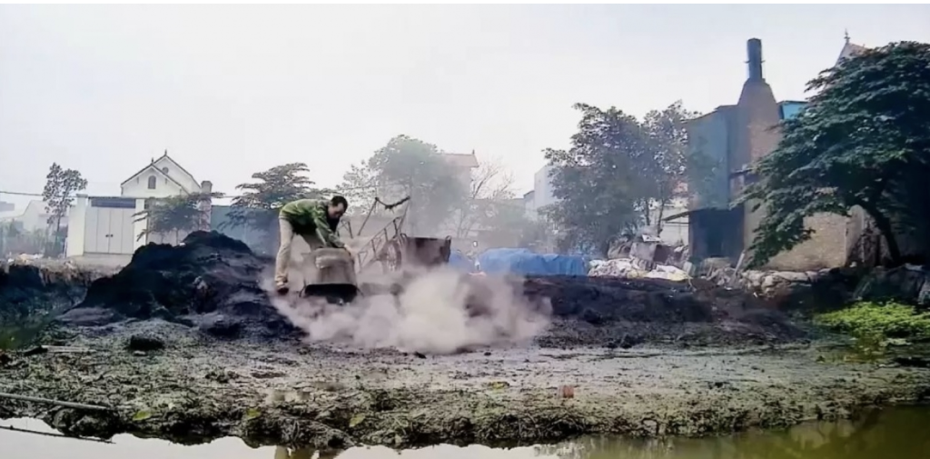 Nhiều người dân còn lợi dụng những xỉ thải nhôm, đồng này để lấp ao hồ, làm mặt bằng mới (Ảnh: TL)