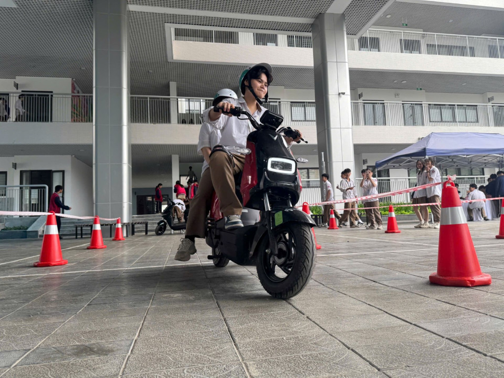 Mẫu xe Amio thu hút đông đảo học sinh tham gia lái thử