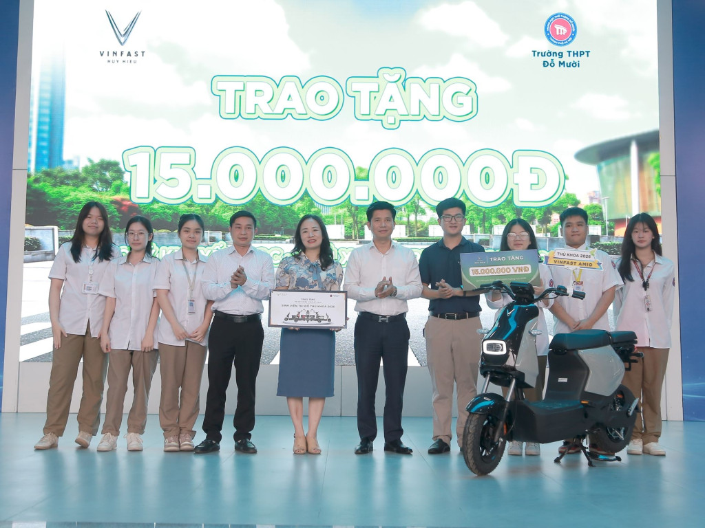 Đại diện VinFast trao tặng học bổng và quà tặng xe máy điện Amio cho các học sinh có thành tích học tập tốt của nhà trường