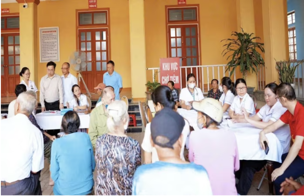 Đoàn y bác sĩ Bệnh viện Phổi Nghệ An tổ chức khám sàng lọc bệnh lao tại trạm y tế cơ sở (Ảnh: TL)