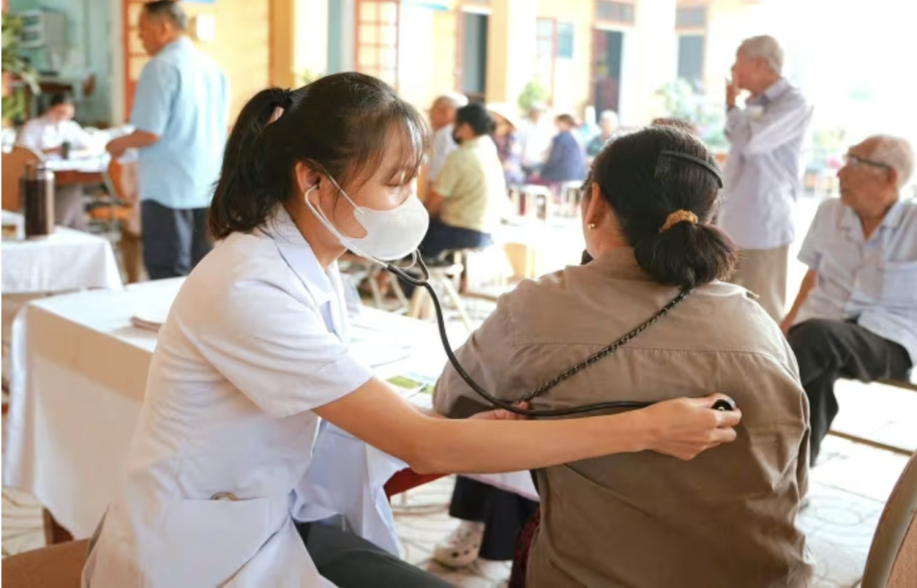 Các y bác sĩ trực tiếp thăm khám, sàng lọc triệu chứng hô hấp cho người dân tại điểm khám (Ảnh: TL)