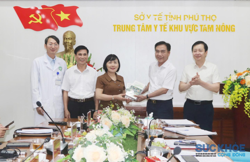 Lãnh đao sở Y tế tặng TTYT khu vực Tam Nông 2 đầu sách ( ảnh: TL)