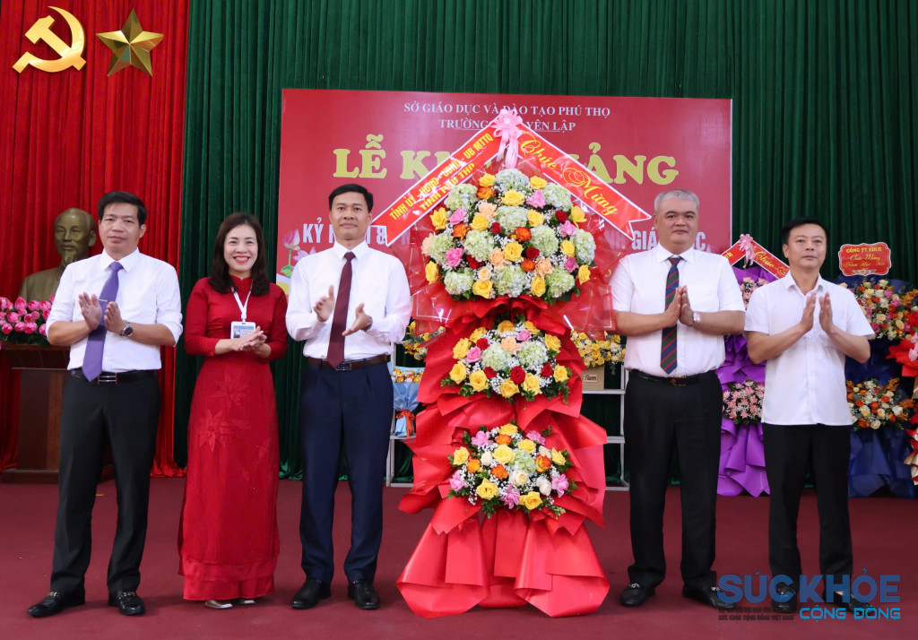 Lãnh đạo Ban thường vụ tỉnh ủy tặng hóa chúc mừng Trường THPT Yên Lập nhân ngày khai giảng năm học mới (ảnh: TL)