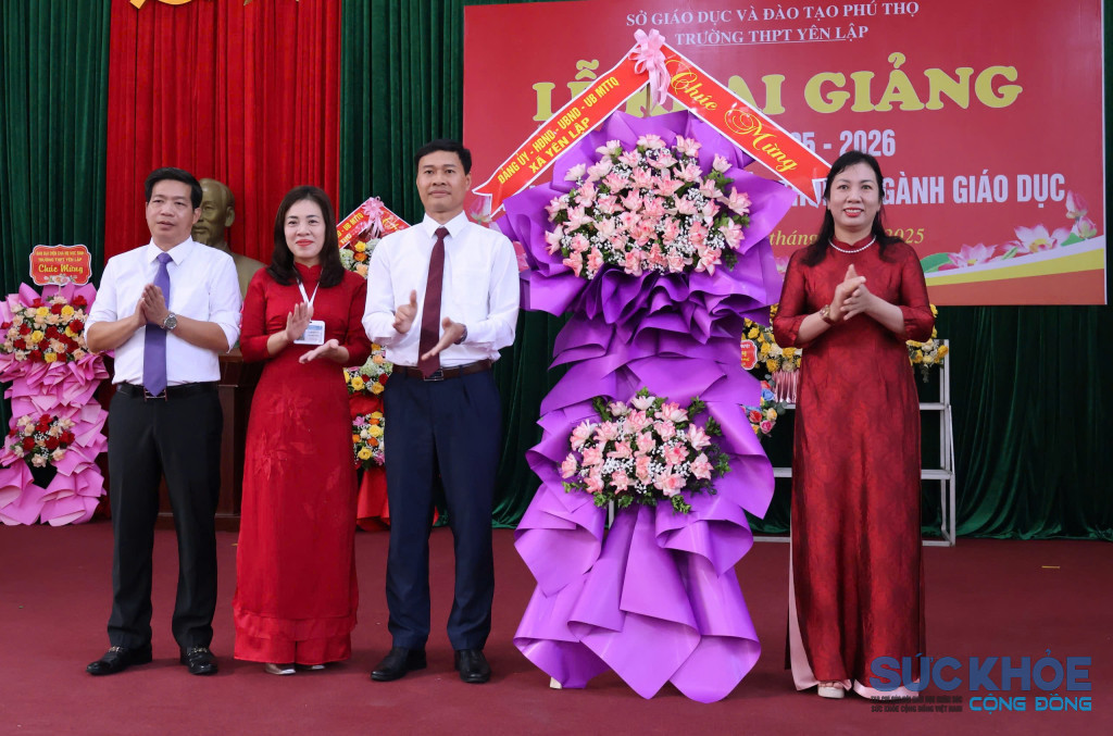 Bí thư Đảng ủy xã Yên Lập tặng hoa chúc mừng lễ khai giảng năm học mới (ảnh:TL)