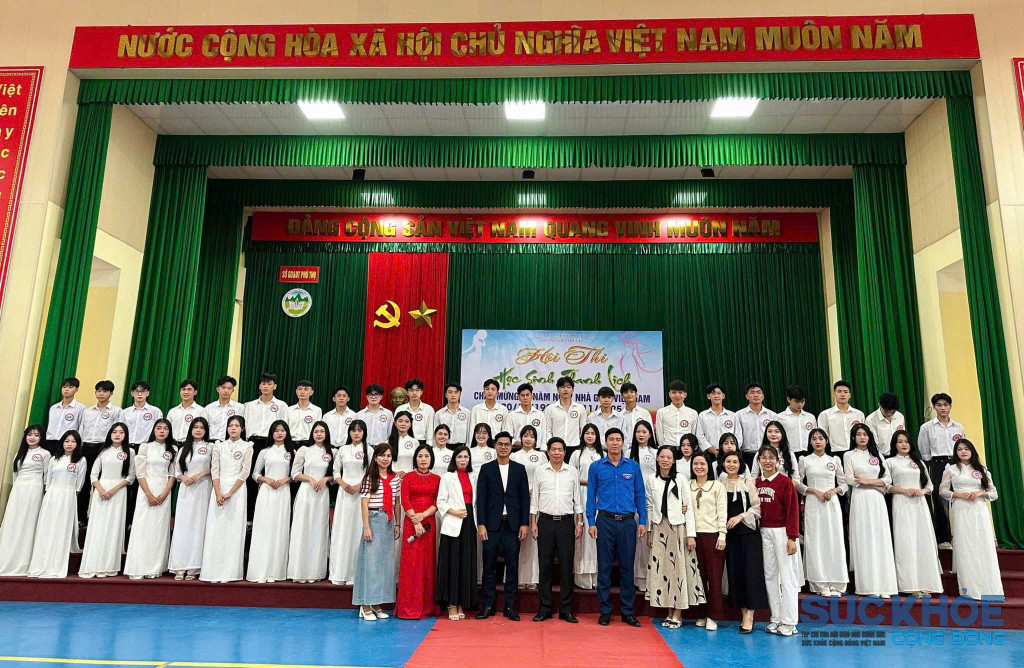 Tập thế cán bộ giáo viên, nhân viên Trường THPT Yên Lập (ảnh:TL)