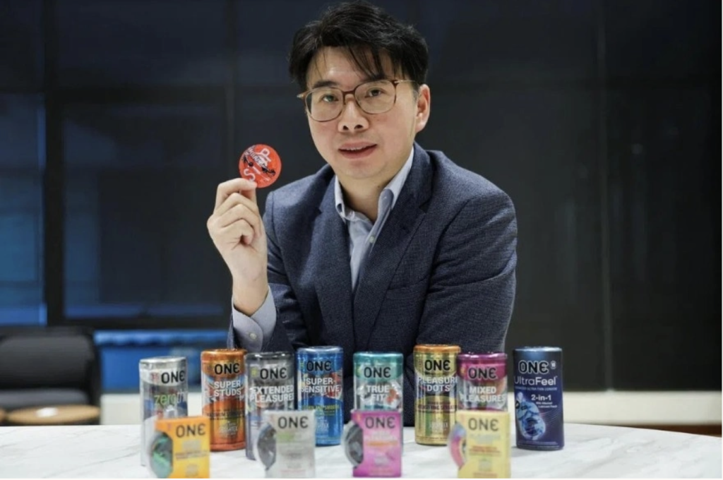 Ông Goh Miah Kiat, CEO của Karex, cho biết công ty dự kiến tăng giá từ 20% đến 30%, và mức tăng có thể còn cao hơn nếu tình trạng đứt gãy chuỗi cung ứng do cuộc chiến tại Iran tiếp tục kéo dài (Ảnh: Reuters)
