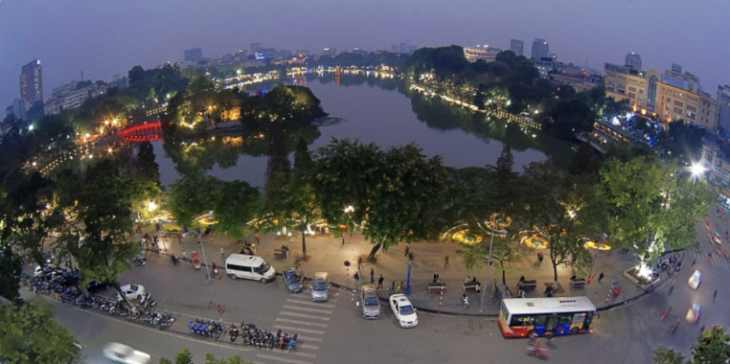 Khu vực các tuyến phố quanh Hồ Gươm dự kiến được chọn thí điểm vùng phát thải thấp từ ngày 1/7 (Ảnh: TL)
