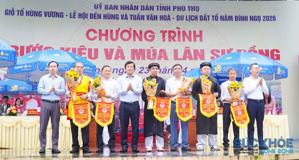 Các đại biểu tặng hoa và cờ lưu niệm cho các đội kiệu của các xã tham gia chương trình (ảnh:BTC)