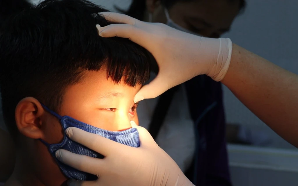 Nên đưa trẻ đi khá khi triệu chứng kéo dài và trở nên nặng hơn (Ảnh: Sưu tầm)