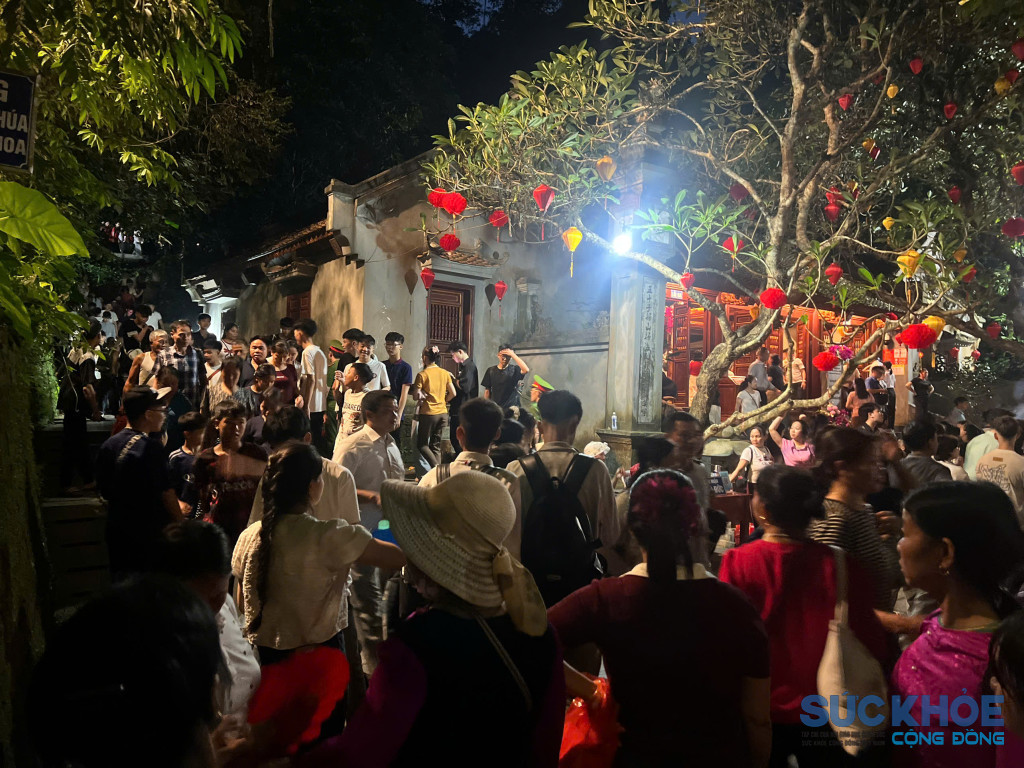 Lượng khách tại Đền lúc 19h30 ngày 25/4 tức ngày 9/3 âm lịch (ảnh: Đình Thơm)