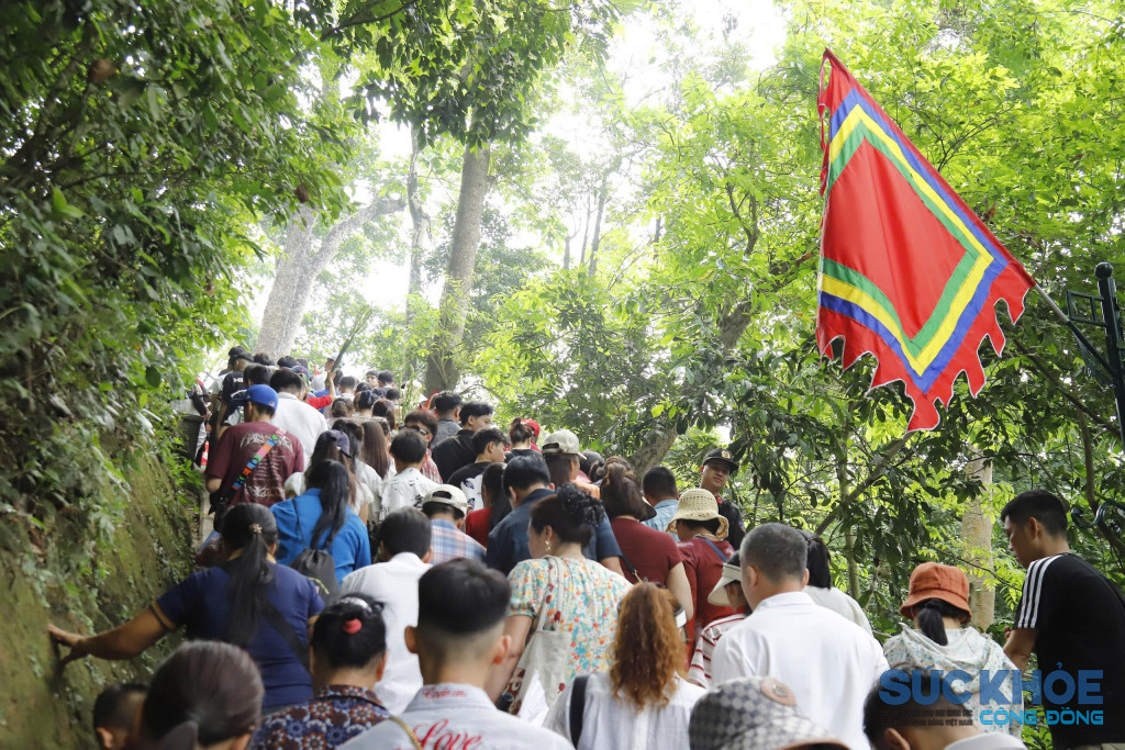 Du khách hành hương lên Đền Thượng (ảnh: TL)