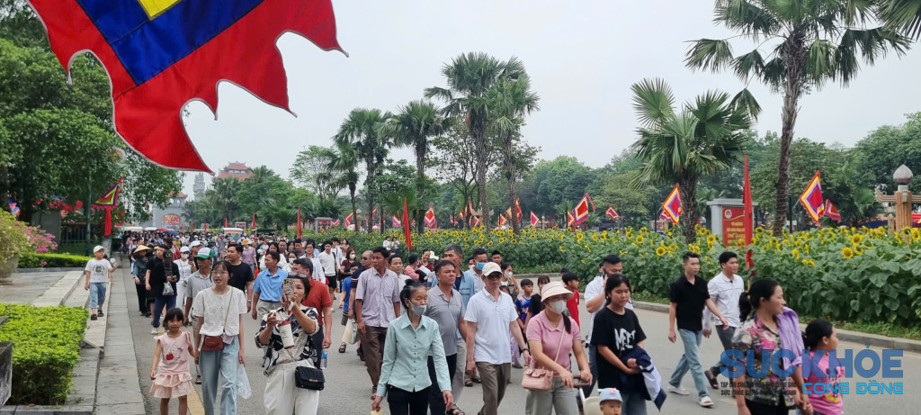 Du khách về với Đền Hùng tâm linh cội nguồn dân tộc(ảnh:TL)