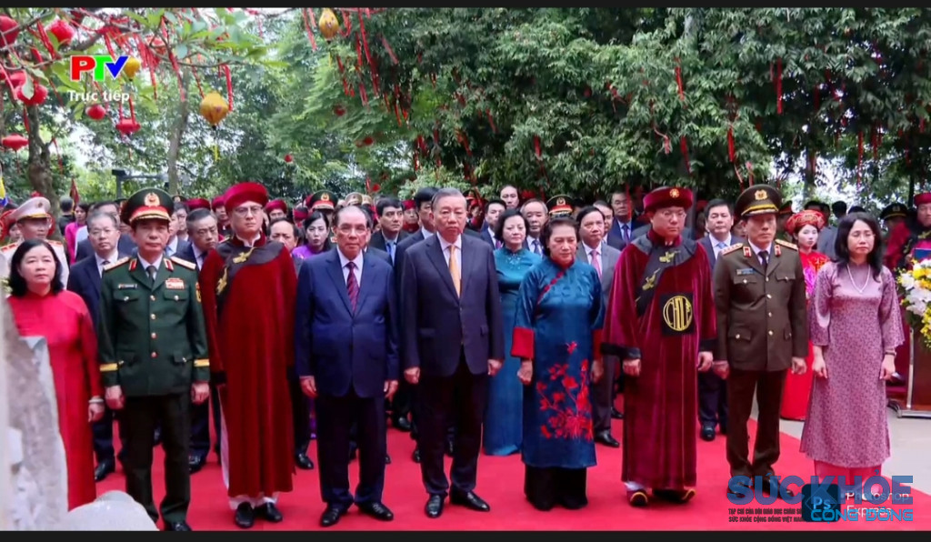 Tổng Bí thư, Chủ tịch nước Tô Lâm và các đại biểu thực hiện nghi lễ tại Đền Thượng. (Ảnh: Đình Thơm)
