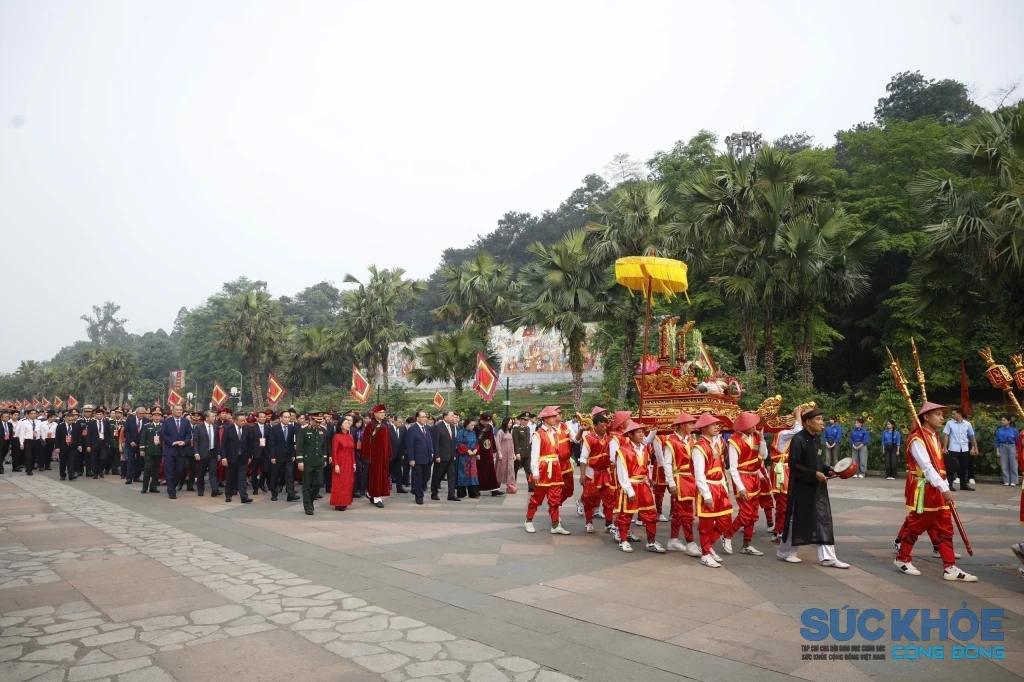 Tổng Bí thư, Chủ tịch nước Tô Lâm cùng các đồng chí lãnh đạo, nguyên lãnh đạo Đảng nhà nước khởi hành lên núi Nghĩa Lĩnh để dâng hương tưởng niệm các vua Hùng. (Ảnh: BTC)