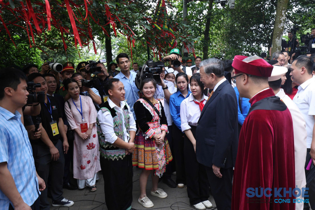 Tổng Bí thư, Chủ tịch nước Tô Lâm nói chuyện với du khách thập phương tại lễ hội Đền Hùng (ảnh:BTC)