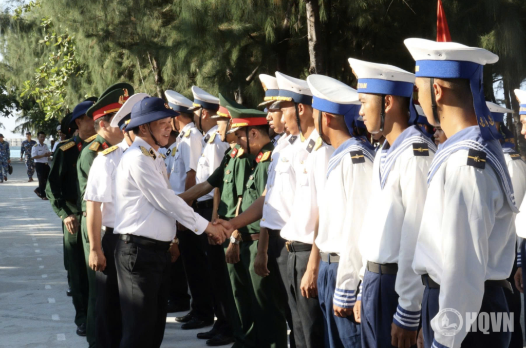 Cán bộ, chiến sĩ đảo Sinh Tồn Đông đón đoàn công tác (Ảnh: HQVN)