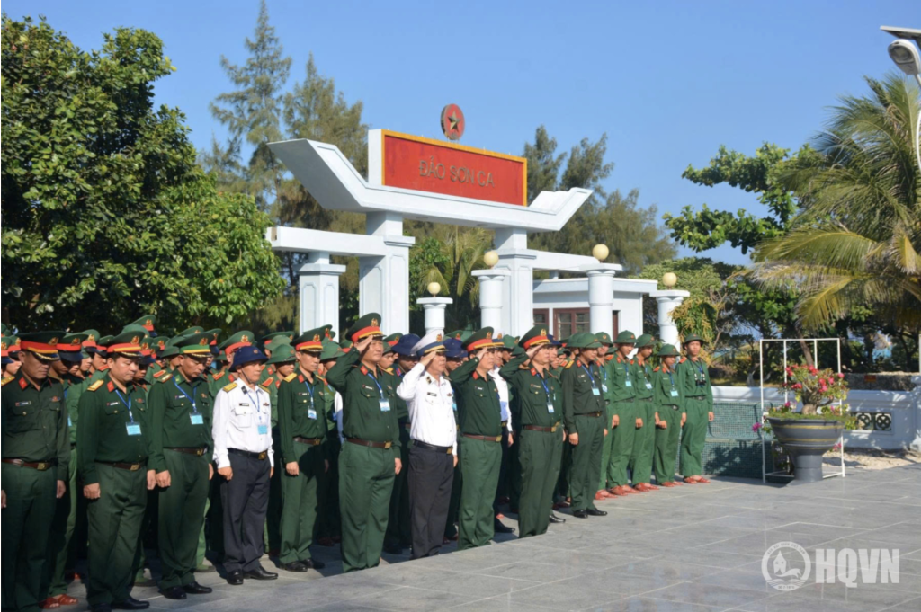 Dâng hương Tượng đài Đại tướng Võ Nguyên Giáp ở đảo Sơn Ca (Ảnh: HQVN)