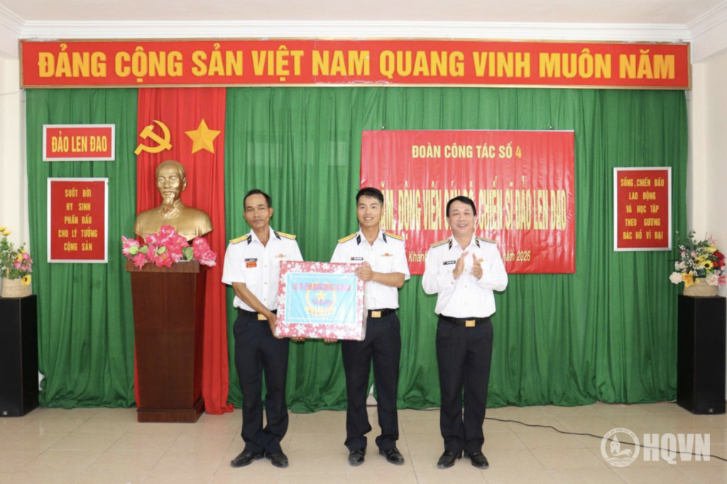 Chuẩn Đô đốc Ngô Thành Công trao quà tặng cán bộ, chiến sĩ đảo Len Đao (Ảnh: HQVN)