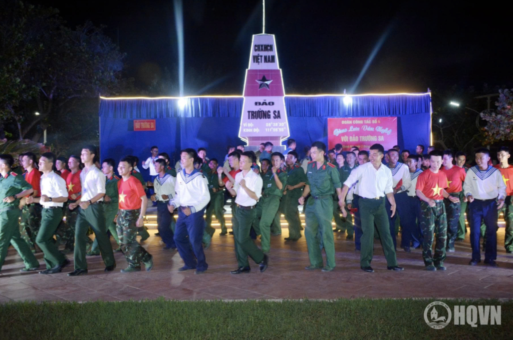 Giao lưu văn nghệ trên đảo Trường Sa (Ảnh: HQVN)
