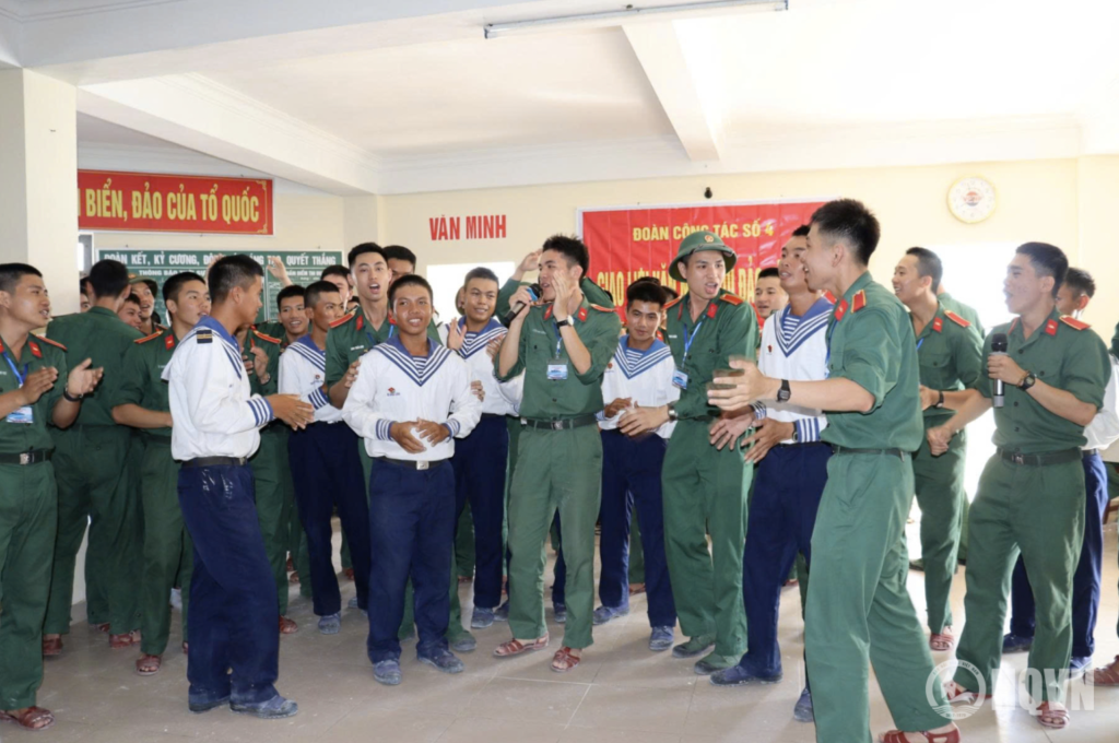 Giao lưu văn nghệ trên đảo Đá Tây (Ảnh: HQVN)