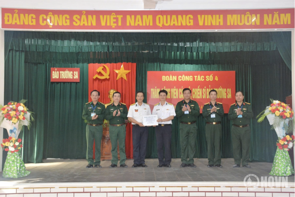Đại diện các nhà trường, cơ quan Tổng cục Chính trị tặng quà cán bộ, chiến sĩ đảo Trường Sa (Ảnh: HQVN)