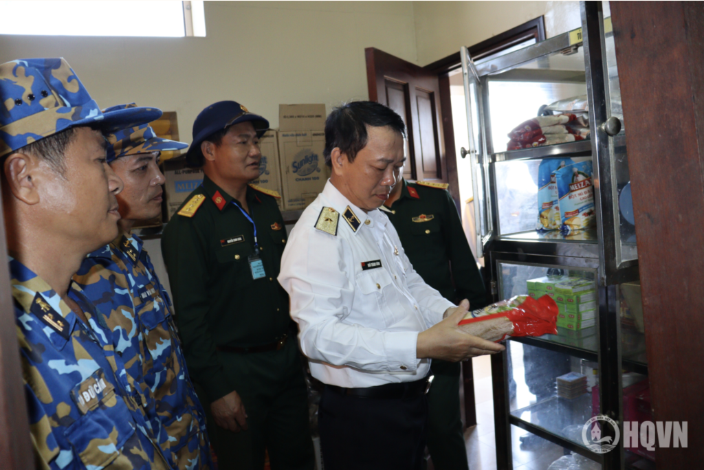 Đoàn công tác tham quan công tác hậu cần tại  Nhà giàn DK1/17 (Phúc Tần) (Ảnh: HQVN)