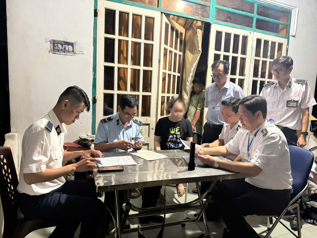 Đoàn kiểm tra Liên ngành về phòng chống dịch bệnh động vật và kiểm soát giết mổ TP. Hồ Chí Minh vừa kiểm tra, xử phạt một điểm giết mổ động vật không phép trong khu dân cư trên địa bàn phường Tân Đông Hiệp (Ảnh: TL)