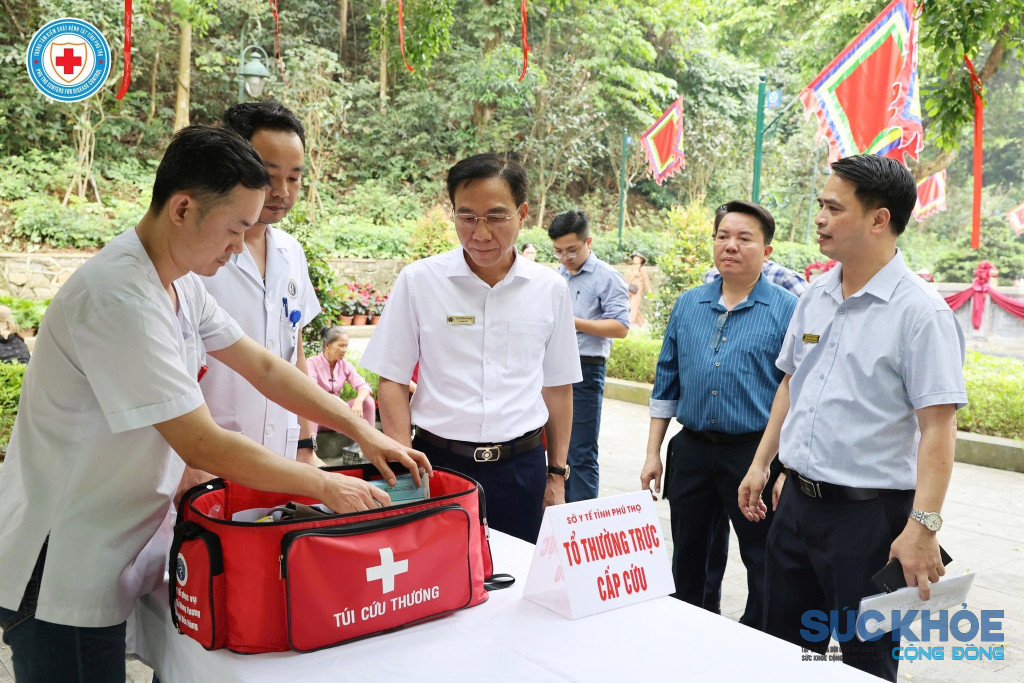 TS. Lê Hồng Trung, Giám đốc sở Y tế kiểm tra công tác chuẩn bị thuốc vật tư y tế tại điểm trực cấp cứu (ảnh: ĐT)
