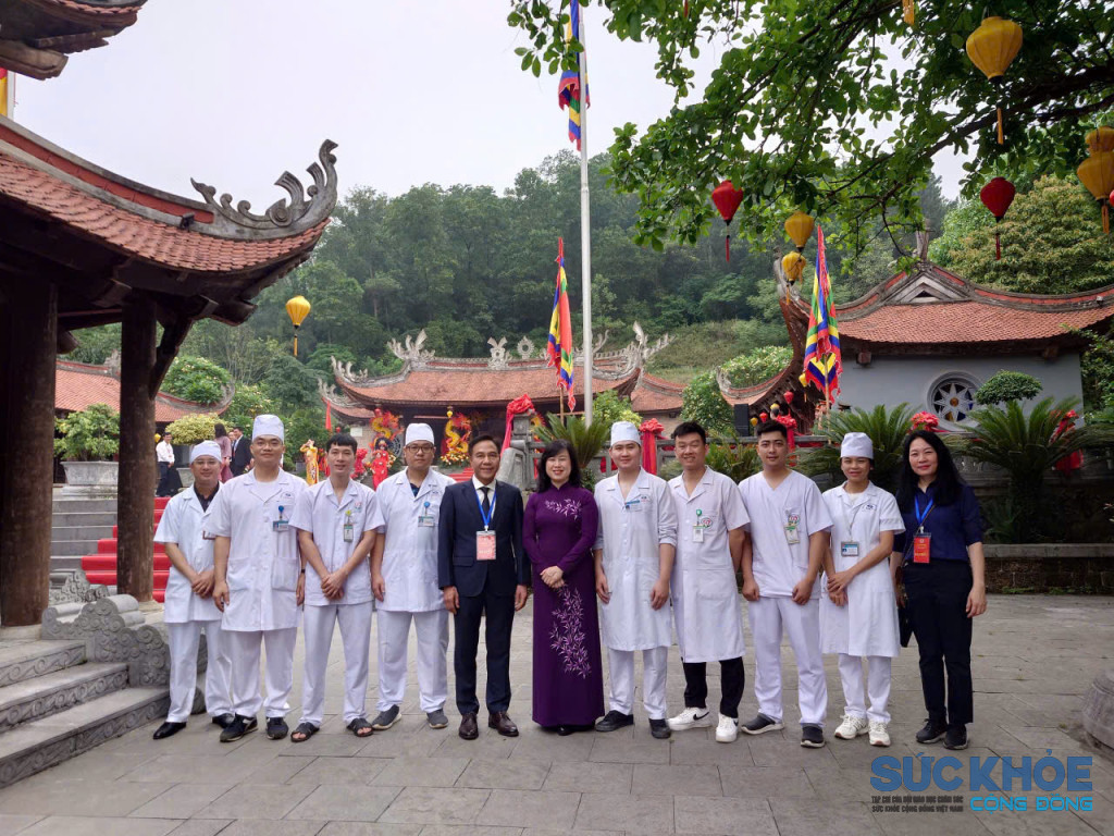 Bộ trưởng Bộ Y Tế Đào Hồng Lan thăm động viện ngành Y tế tại Đền Hùng (ảnh: ĐT)
