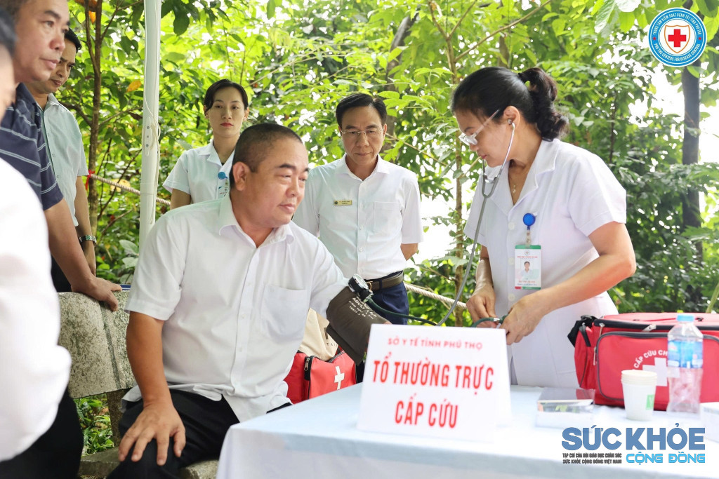 TS. Lê Hồng Trung, Giám đốc sở Y tế kiểm tra công tác chuẩn bị thuốc vật tư y tế tại điểm trực cấp cứu (ảnh: ĐT)