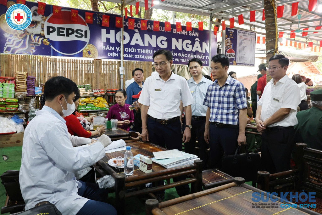 TS. Lê Hồng Trung, Giám đốc sở Y tế kiểm tra công tác an toàn thực phẩm tại các quầy hàng trong khu vực Đền Hùng (ảnh: ĐT)
