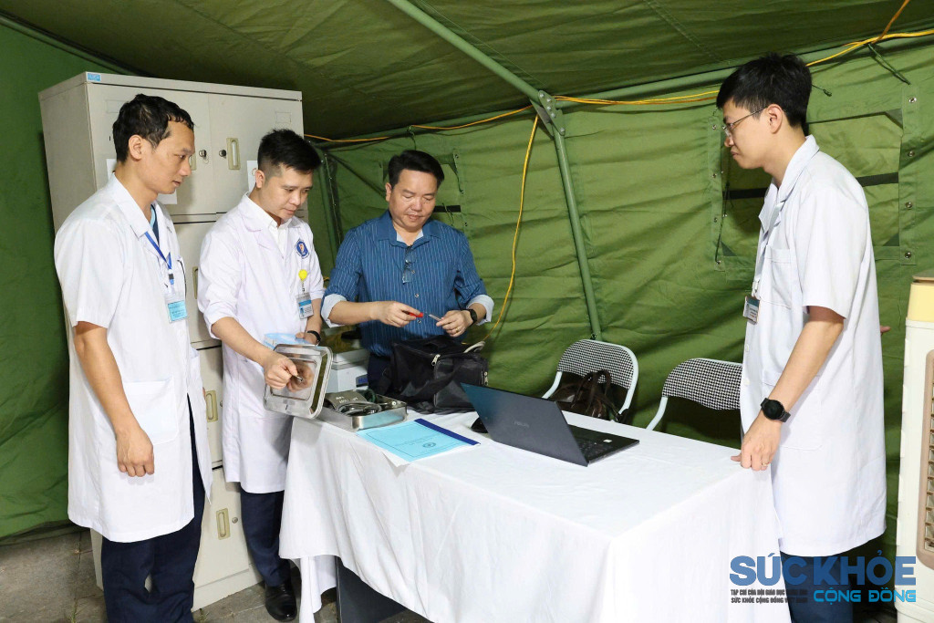 Giám đốc Trung tâm kiểm soát bệnh tật (CDC) kiểm tra công tác phòng chống dịch (ảnh: ĐT)