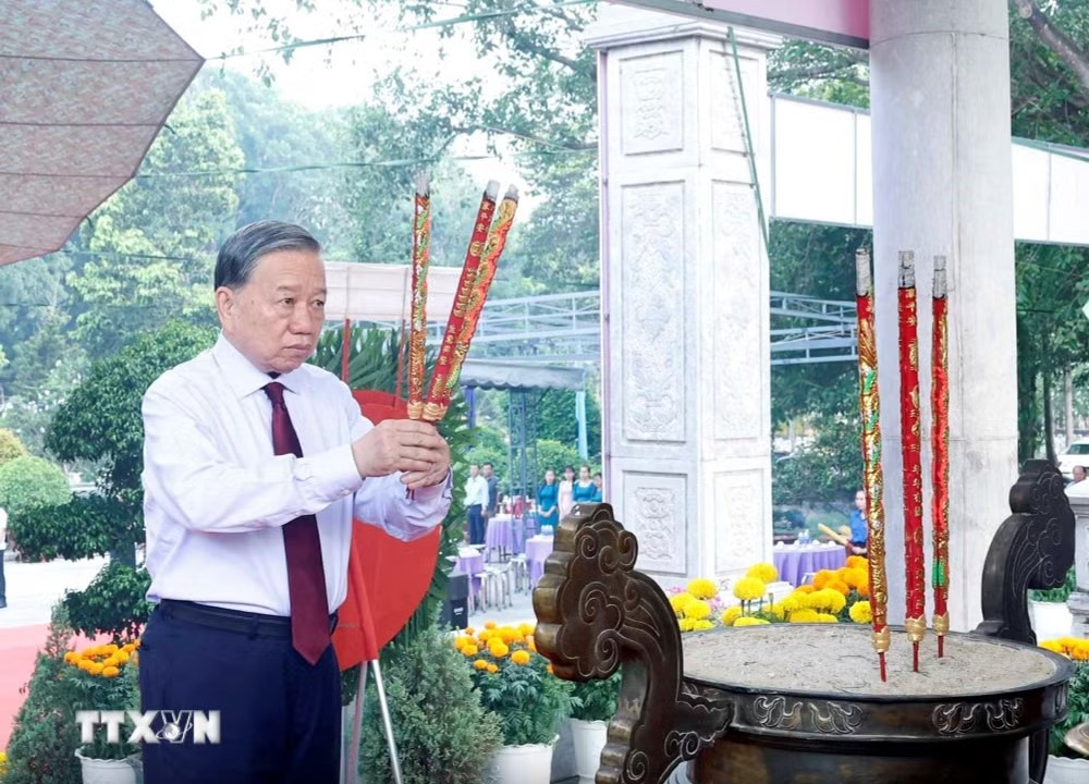 Tổng Bí thư, Chủ tịch nước Tô Lâm dâng hương tưởng niệm, tri ân các Anh hùng-Liệt sĩ tại Nghĩa trang Liệt sĩ Tân Biên (Nghĩa trang Liệt sĩ Đồi 82) (Ảnh: TTXVN)